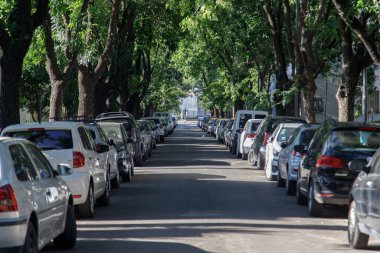Şehre park edilmiş arabalar..