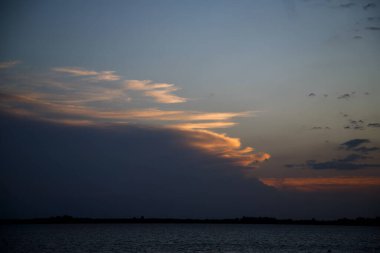 Denizin üzerinde güzel bir gün batımı