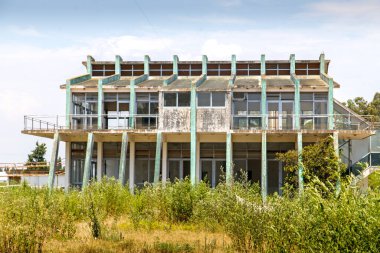 Yeşil çimlerin üzerinde eski bir ev.