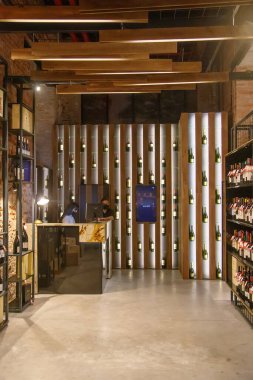 Buenos Aires, Arjantin 'de şarap şişeleri olan bir şarap dükkanı.