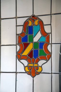 Eski evdeki mozaik cam pencere 