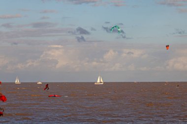 Rüzgâr sörfçüleri ve uçurtmacılar denizdeler..