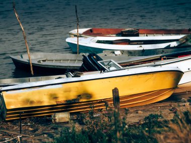 Denizde eski motorlu tekne manzarası