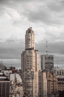 Buenos Aires şehrindeki modern binaların manzarası