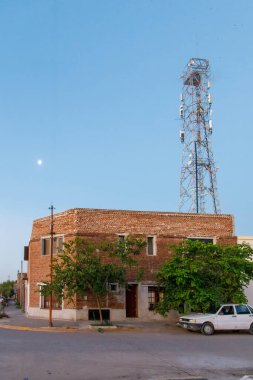 Sokakta arabası olan eski bir bina. 