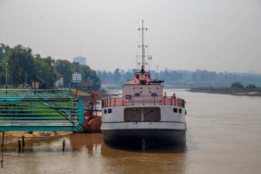 Şehirde nehirde bir gemi.