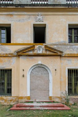 view of the historical building in the city