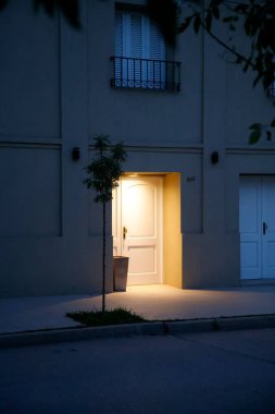 Gece şehrindeki aydınlık kapının dikey görüntüsü 