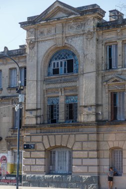 Arjantin 'in Buenos Aires şehrinde penceresi olan eski binanın ön cephesi