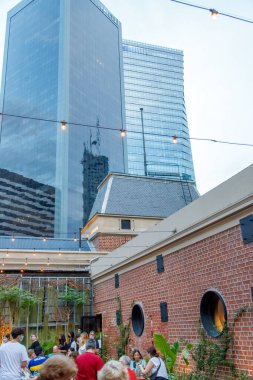 BUENOS AIRES, ARGENTINA - 18 Nisan 2023: İnsanlar çatıda içki içiyorlar