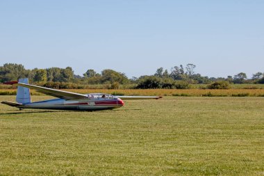Yeşil çimlerin üzerinde küçük beyaz bir uçak