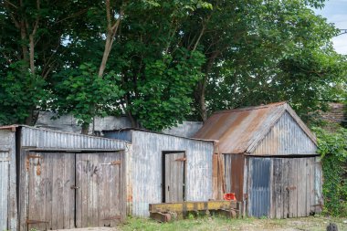 Kırsalda terk edilmiş eski ahşap binalar. 