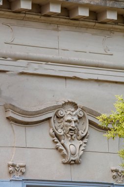 Sıkışmış eski bir binanın ayrıntılı görünümü