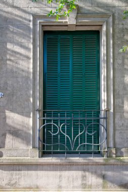 Sömürge tarzı bir evin balkonu 