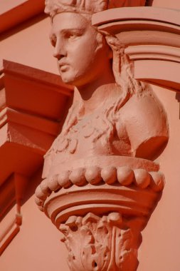 Binaya kadın figürü şeklinde alçı döşeme.