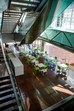 Modern bir kafe içerisindeki üst görünüm