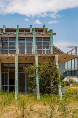 Şehirdeki terk edilmiş bina 