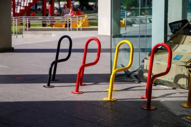 Şehir caddesindeki park yerinde renkli detaylar