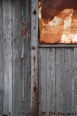 Paslı detayları olan eski ahşap duvar.