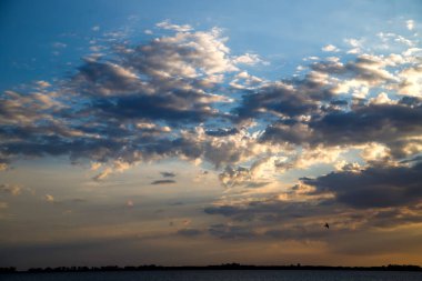 Güzel gün batımı gökyüzü bulutlu