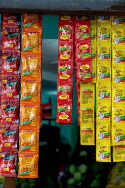 Marketteki evcil hayvanlar için renkli yiyecek torbalarının yakın plan fotoğrafı.