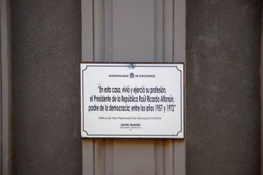 Chascomus, Arjantin, Plaza Independencia tarihi merkezde. Ev, Başkan Raul Ricardo Alfonsin 'in ailesinin 1957-1972 yılları arasında yaşadığı koyu griye boyandı. Bir plaket bize hukuk bürolarının da orada olduğunu hatırlatıyor.. 