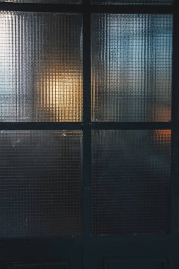 Eski koyu renk pencereli arkaplanın tam çerçeve görünümü