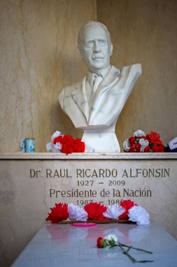 BUENOS AIRES, ARGENTINA - 18 Nisan 2023: Recoleta Mezarlığındaki Dr. Raul Ricardo Alfonsin Anıtı