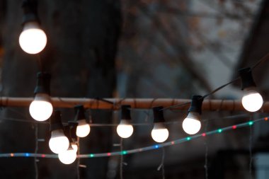 Noel Işıklarının Çelenkleri Gece Şehrinin Arkasında.  