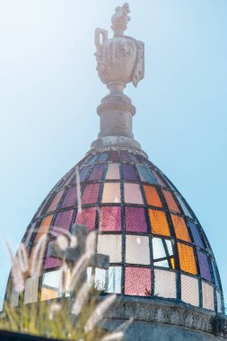 BUENOS AIRES, ARGENTINA - 18 Nisan 2023: Recoleta Mezarlığındaki heykel