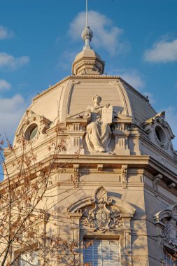 Mavi gökyüzü arkaplanındaki eski katedralin gündüz görünümü 