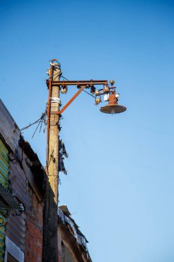 Gündüz vakti eski binanın çatısında sokak lambası 