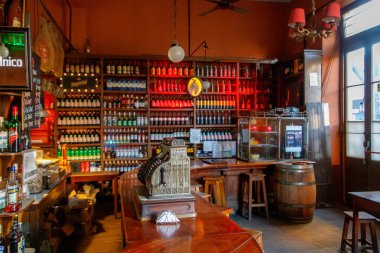 Modern Bar 'ın içinde bir sürü alkol şişesi var.
