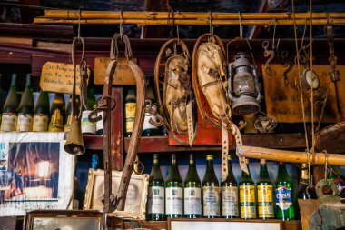 Modern Bar 'ın içinde bir sürü alkol şişesi var.