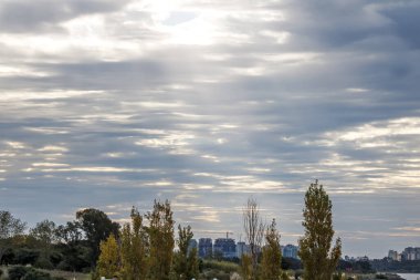Gün batımında bulutlu gökyüzünün güzel arkaplanı