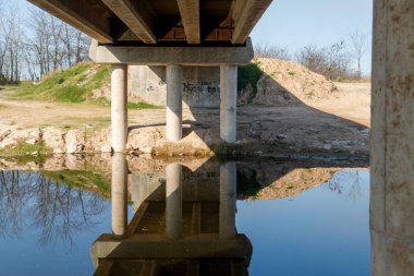 Gündüz vakti nehir üzerinde köprü