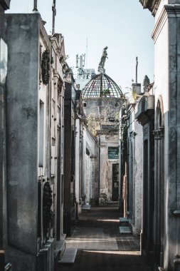 BUENOS AIRES, ARGENTINA - 18 Nisan 2023: Recoleta Mezarlığı gündüz görüşü