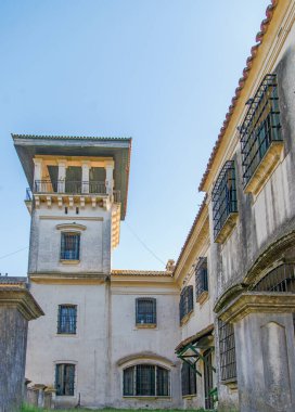 Eski bina ve mavi gökyüzü 