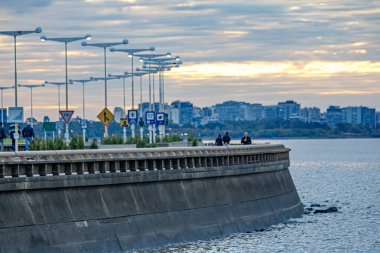 Park De La Memoria, Belgrano, Buenos Aires, Arjantin 'deki Açık Alandaki Lamba Postalarına Bak