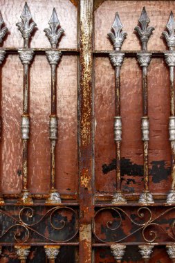 Buenos Aires caddesinde eski metal kapılar.