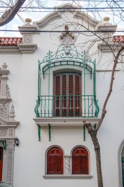 Rio De Janeiro Caddesi 'nde Koruyucu Demir Kafes ile Eski Binanın Pencereleri