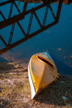 Sarı Kano Buenos Aires, Arjantin 'deki Nehirde 