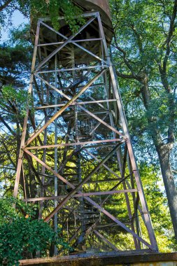 Şehir parkında gündüz vakti eski demir kule 