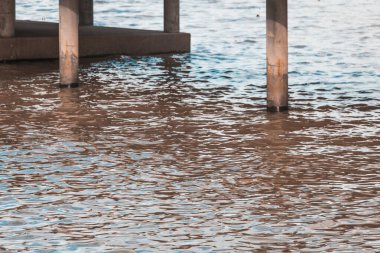 Nehirdeki iskele sütunları