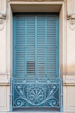 Rio De Janeiro Caddesi 'nde Koruyucu Demir Kafes ile Eski Binanın Pencereleri