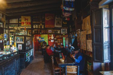 Rio De Janeiro 'daki modern barda oturan turistler 