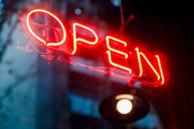 Gece açık neon levhası.