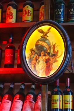 Modern Bar 'ın içinde bir sürü alkol şişesi var.