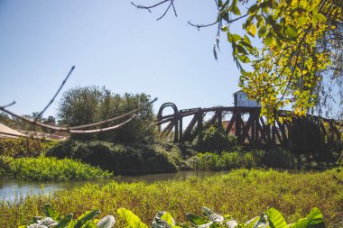 Kırsaldaki eski demir köprü.