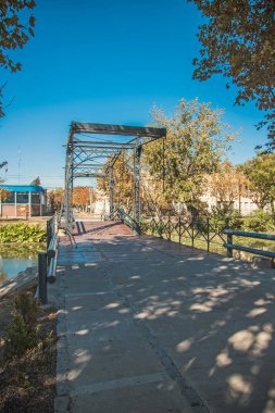 Kırsaldaki eski demir köprü.